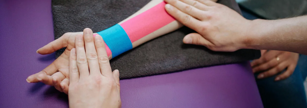 Profesional aplicando un vendaje neuromuscular